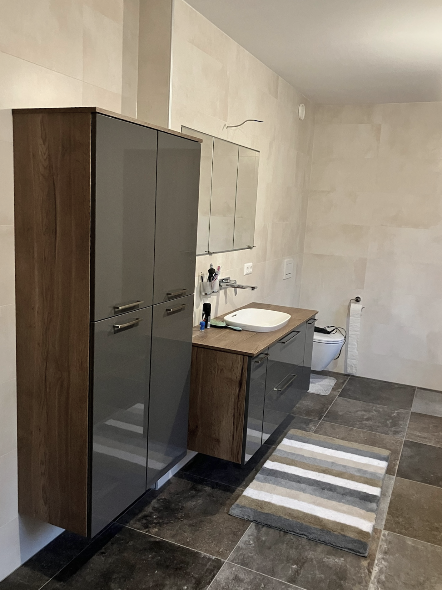 Badezimmer Möbel mit Hochglanzfronten