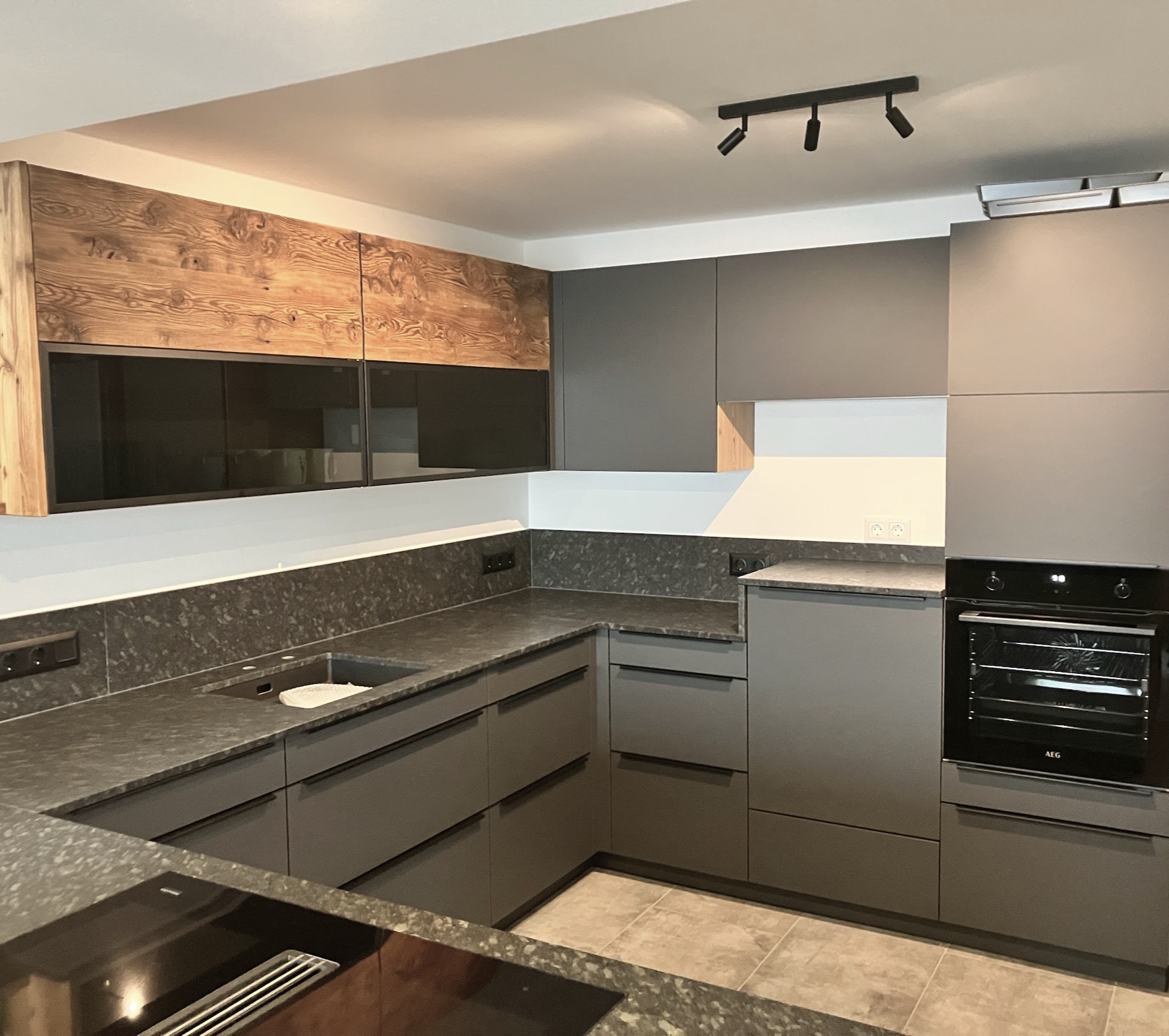 Moderne Küche mit Altholzelemente